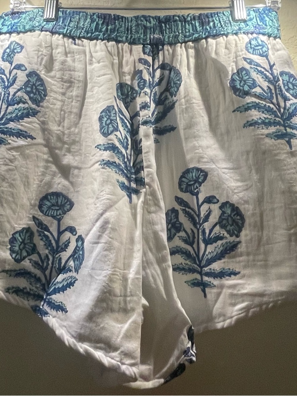 Victoria Dunn White Shorts with Blue Floral Print Size Large NWT - Picture 5 of 5